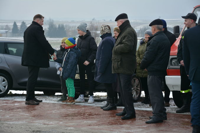 minister Czarnek witający się z dziećmi