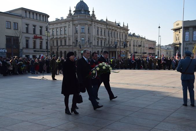 przedstawiciele Starostwa podczas składania kwiatów na pomnik Józefa Piłsudskiego na Placu Litewskim w Lublinie