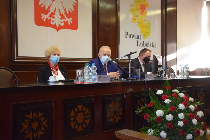 przewodniczący rady powiatu lubelskiego oraz dwóch wice przewodniczących