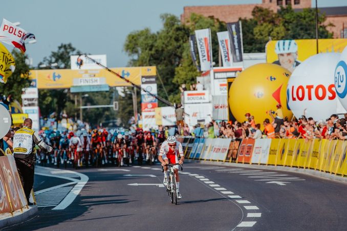 na zdjęciu widnieje wychodzacy na prowadzenie kolarz w polskim stroju sportowym