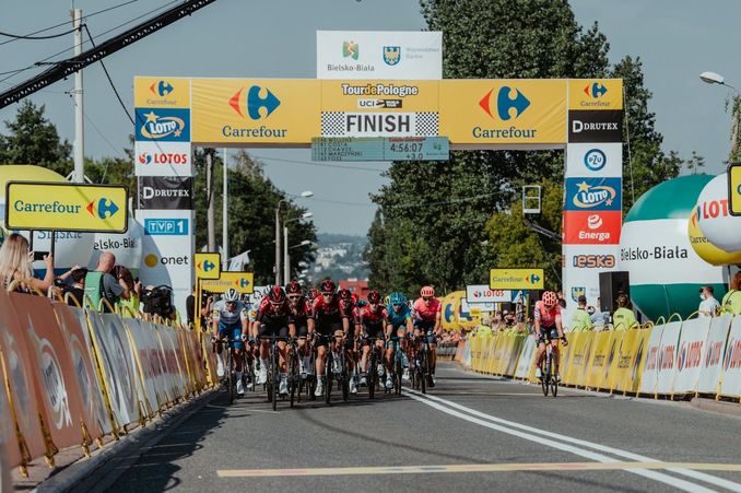 zdjęcie ukazuje kolarzy biorących udział w 77. wyścigu tour de pologne 2020
