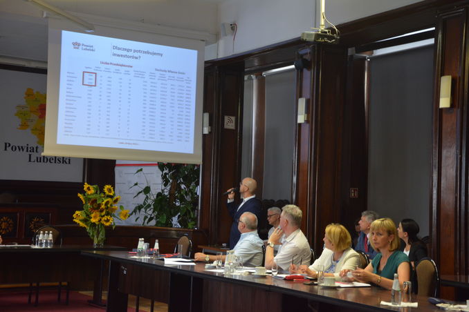 Tomasz Sieńko – Koordynator Powiatowego Biura Biznes Lubelskie przedstawia prezentację