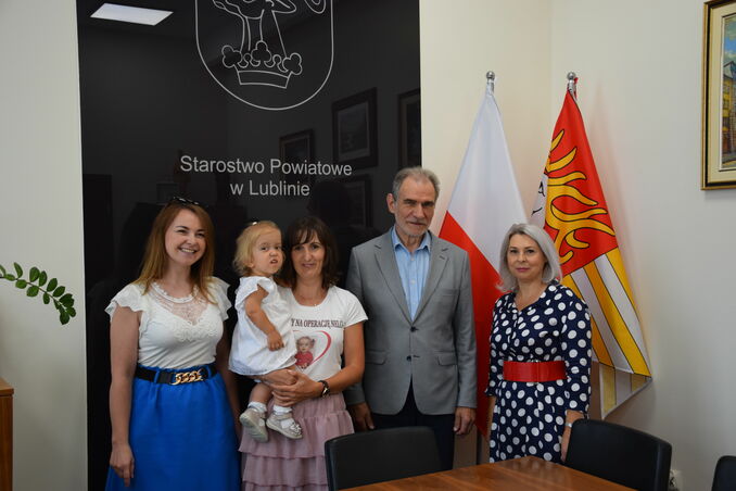 Starosta Lubelski Zdzisław Antoń wraz z Nelką i jej mamą oraz Sekretarz Bełżyc Joanna Kaznowska i Dyrektor MDK Bełżyce Joanna Sidorowicz