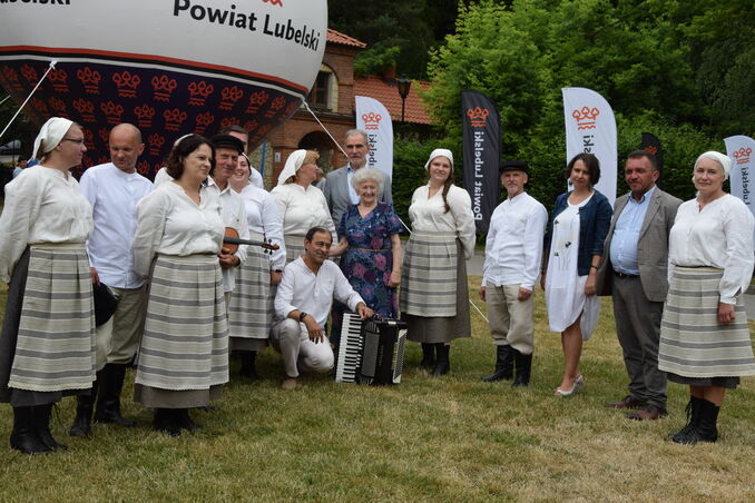 zdjęcie pamiątkowe zespołu Prosto z Pola ze Starostą Lubelskim