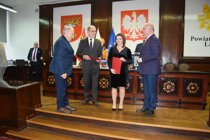 burmistrz bełżyc i dyrektor cus odbierający nagrodę
