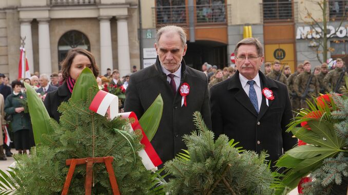 moment złożenia kwiatów na Placu Litewskim przez delegację ze Starostwa Powiatowego w Lublinie