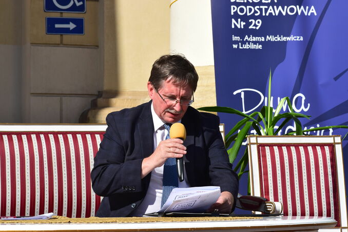 sekretarz powiatu lubelskiego artur rumiński podczas narodowego czytania pod ratuszem w Lublinie