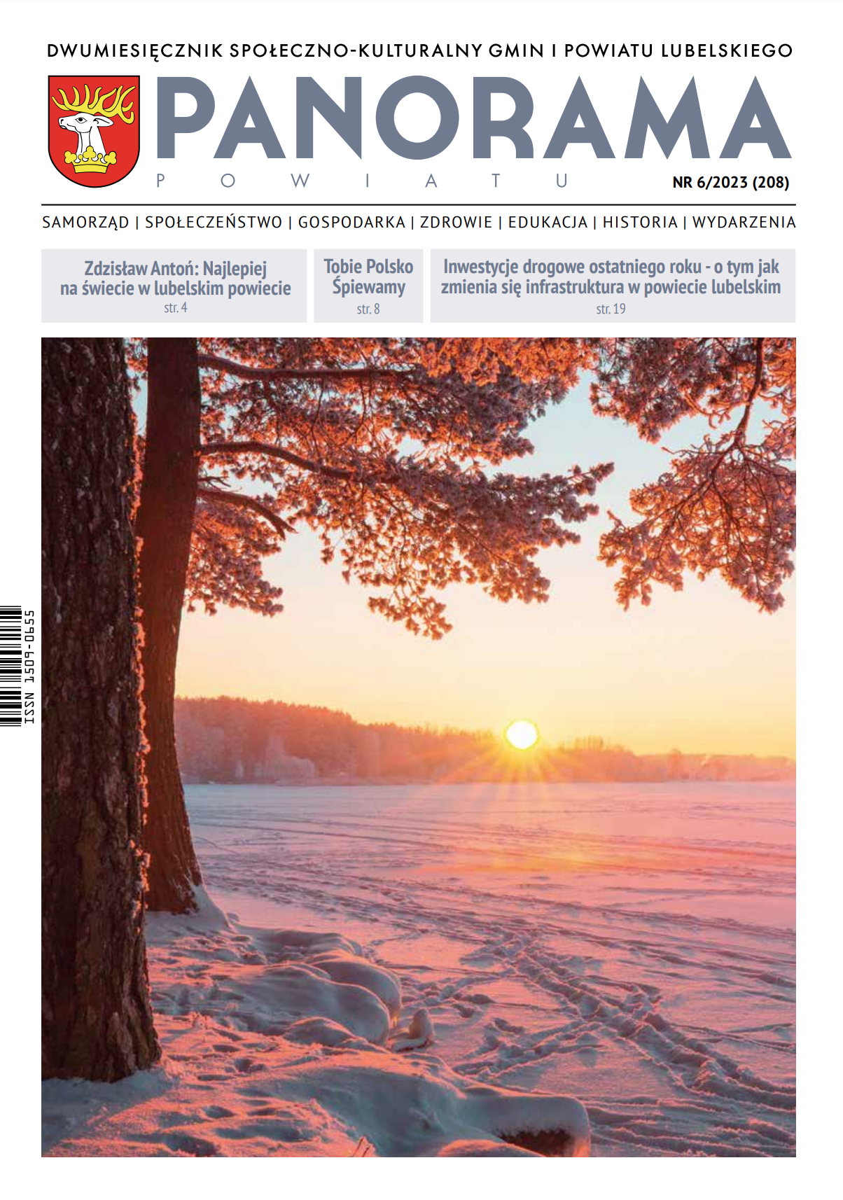 Okładka magazynu PANORAMA z widokiem drzewa w promieniach zachodzącego słońca, nadającego niebo i krajobraz tonację w odcieniach pomarańczowo-różowych.