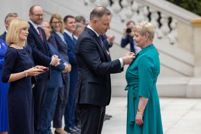 Prezydent Andrzej Duda przypina odznaczenie Annie Matraszek-Furtak