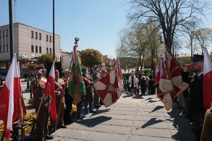 składanie hołdu i kwiatów