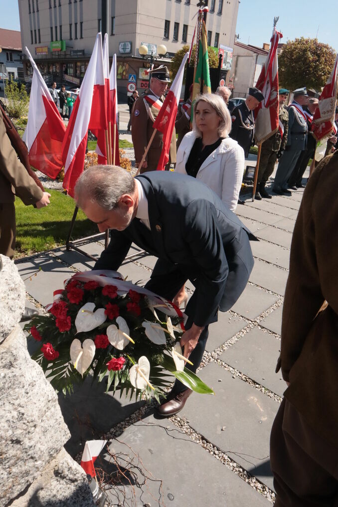 starosta składa kwiaty pod pomnikiem Matki Boskiej Partyzanckiej