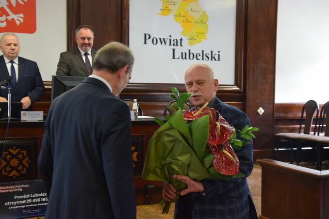 Zdzisław Antoń wręcza kwiaty Panu Arkadiuszowi Mroczkowi