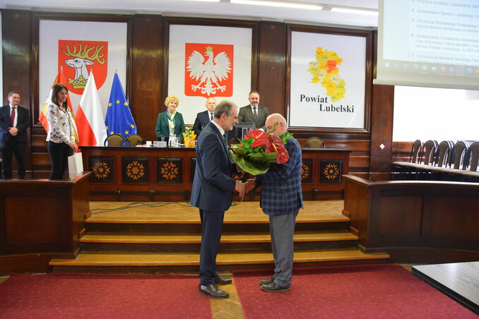 Zdzisław Antoń wręcza kwiaty Panu Arkadiuszowi Mroczkowi