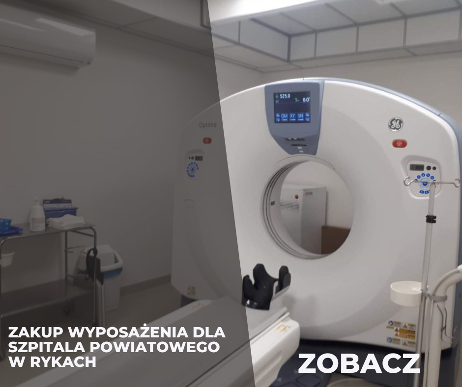 Urządzenie do tomografii komputerowej w jasnym pomieszczeniu szpitala z napisem informującym o zakupie sprzętu dla szpitala powiatowego w Rykach.