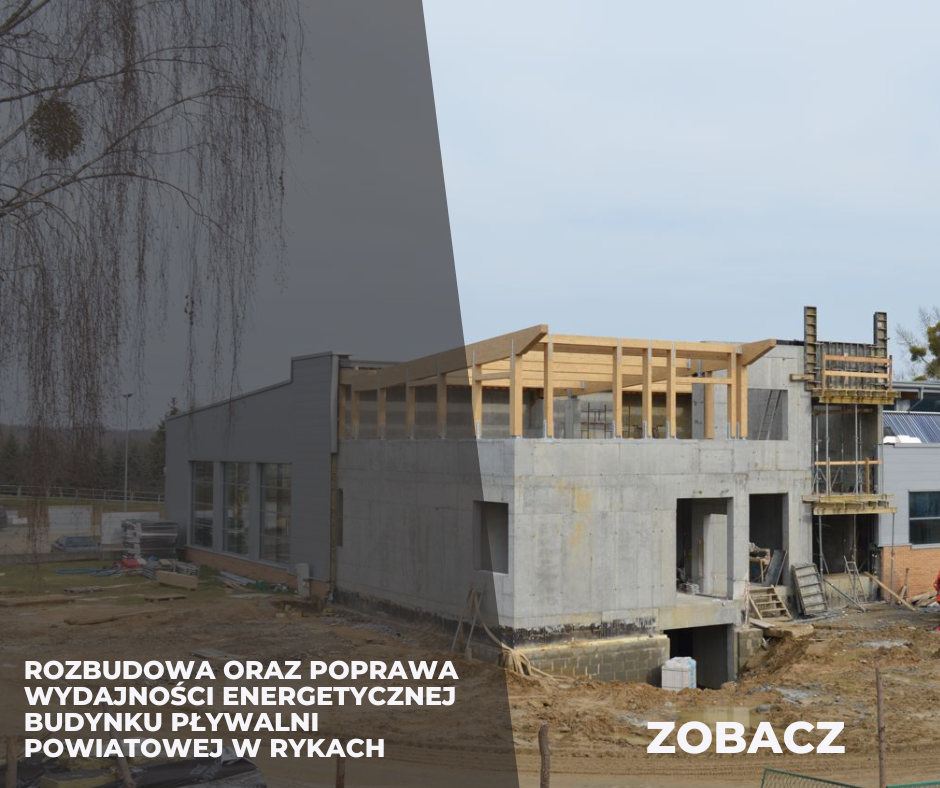 Budowa z rozszerzeniem istniejącego budynku, w tle gotowa, duża konstrukcja, na pierwszym planie prace nad drewnianym szkieletem, słowo "ZOBACZ" w rogu.