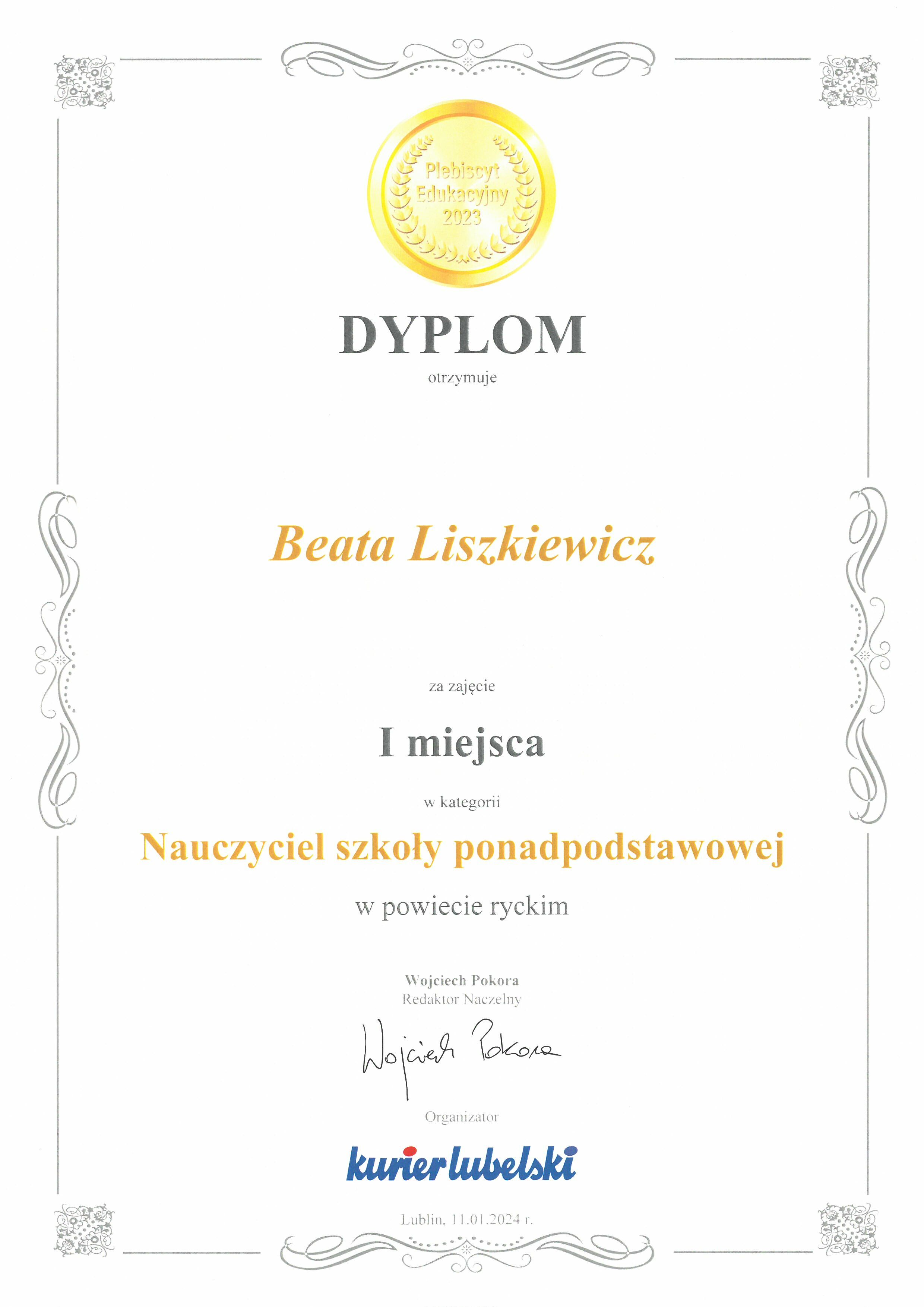 Alt: Zdjęcie dyplomu z złotymi zdobieniami, zawierającego tekst