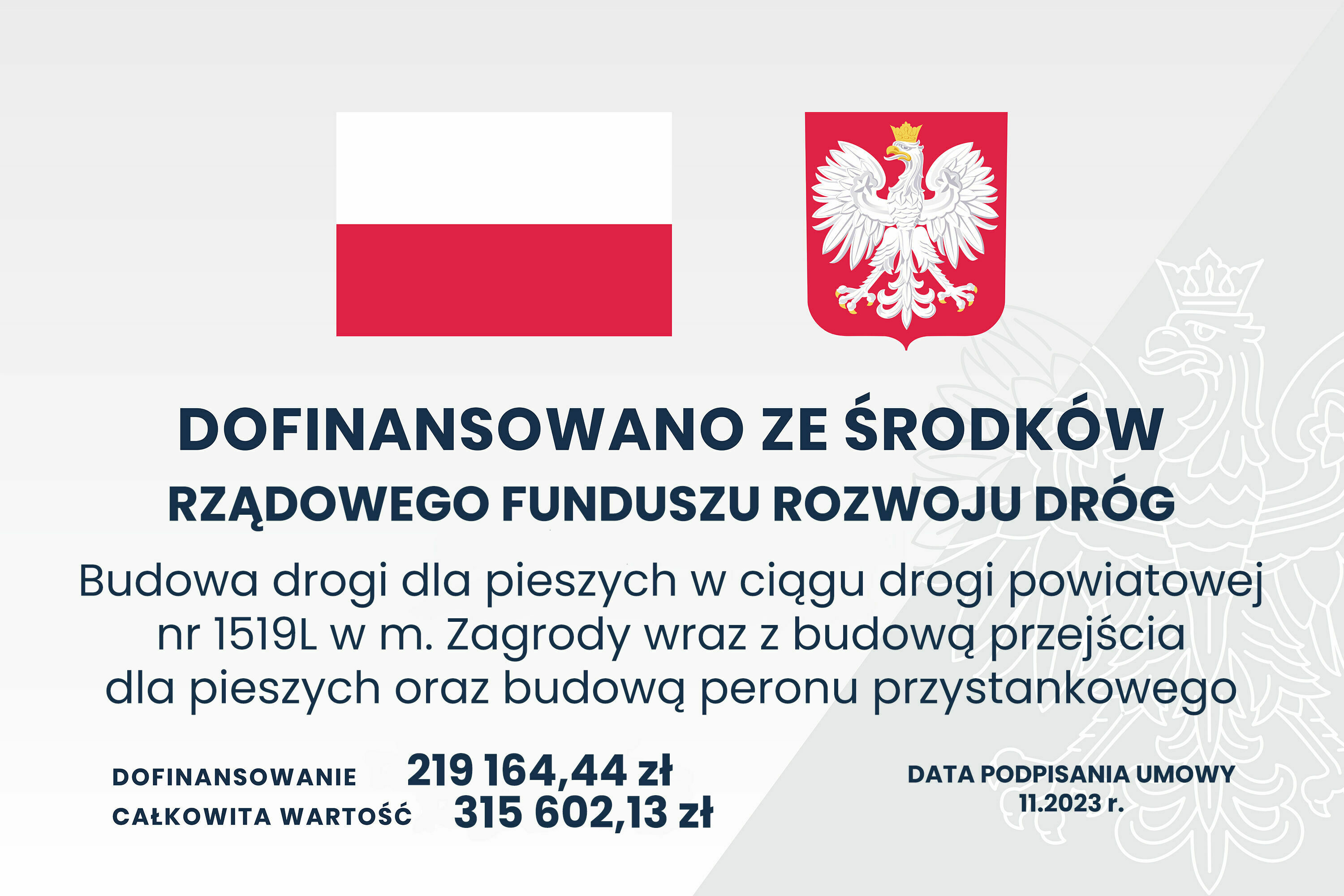 Na obrazie widoczna jest grafika z polską flagą, herbem Polski oraz tekstem informacyjnym dotyczącym dofinansowania z rządowego funduszu na budowę drogi dla pieszych, zawierającym kwoty i datę podpisania umowy.