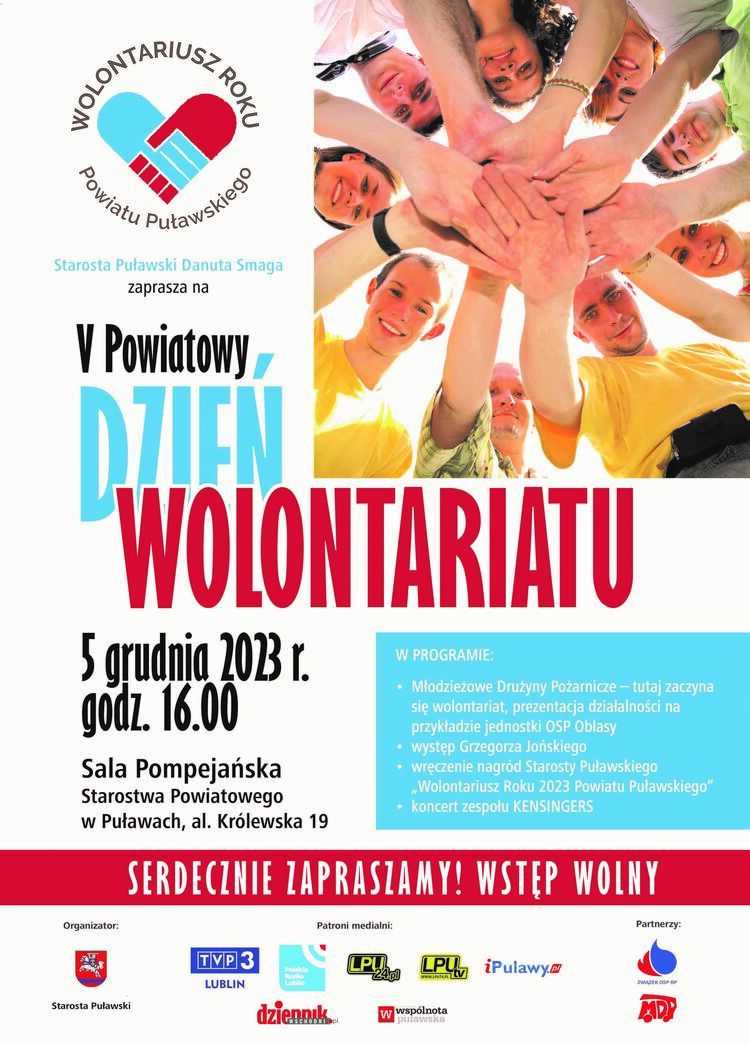 V powiatowy Dzień Wolontariatu, 5 grudnia 2023 r. Sala Pompejańska Starostwa Powiatowego w Puławach. W programie wydarzenia przygotowaliśmy: Młodzieżowe Drużyny Pożarnicze – tutaj zaczyna się wolontariat, prezentacja działalności na przykładzie jednostki OSP Oblasy, występ Grzegorza Jońskiego, wręczenie nagród Starosty Puławskiego „Wolontariusz Roku 2023 Powiatu Puławskiego”, koncert zespołu KENSINGERS, poczęstunek.