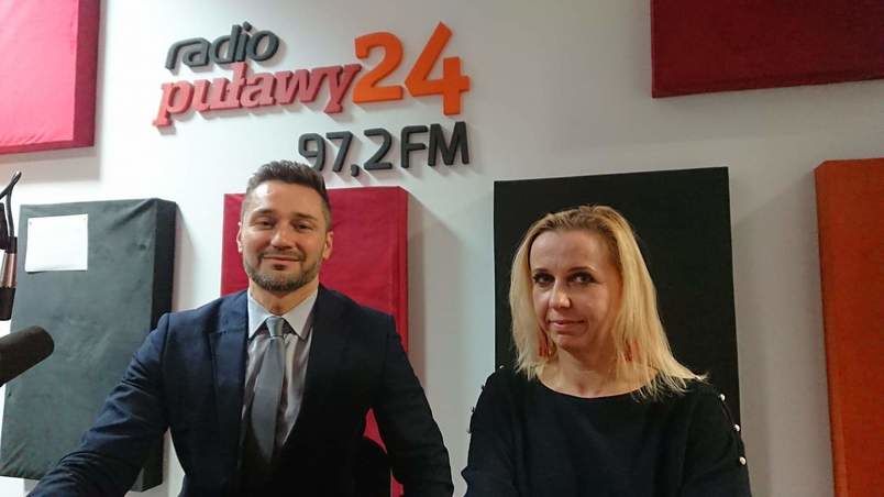 Studio mnagrań, redaktor Joanna Czajkowska z dyrektorem Krzysztofem Gumieniakiem