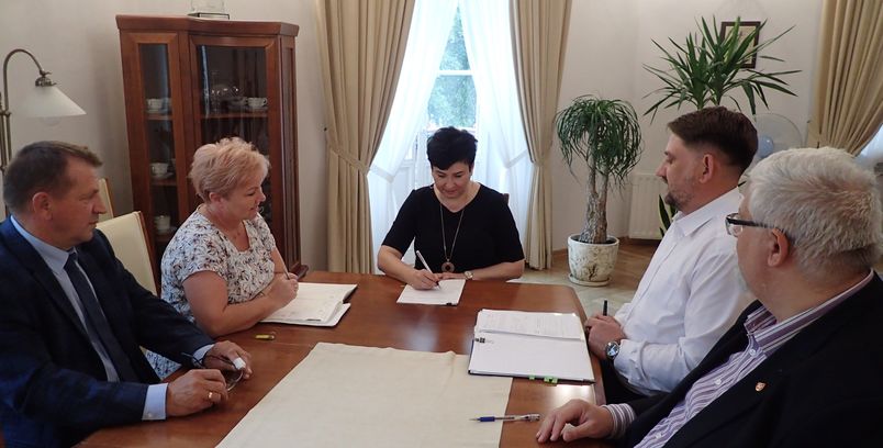 Podpisanie umowy przez Zarząd Powiatu Puławskiego. Na zdjęciu pięć osób ze starostą na czele.