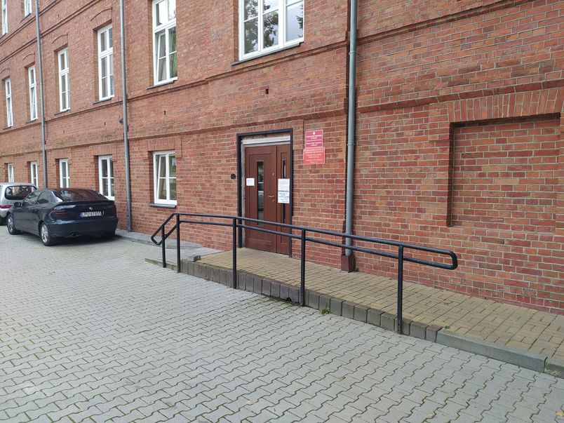 Wejście boczne do budynku Starostwa Powiatowego w Puławach.