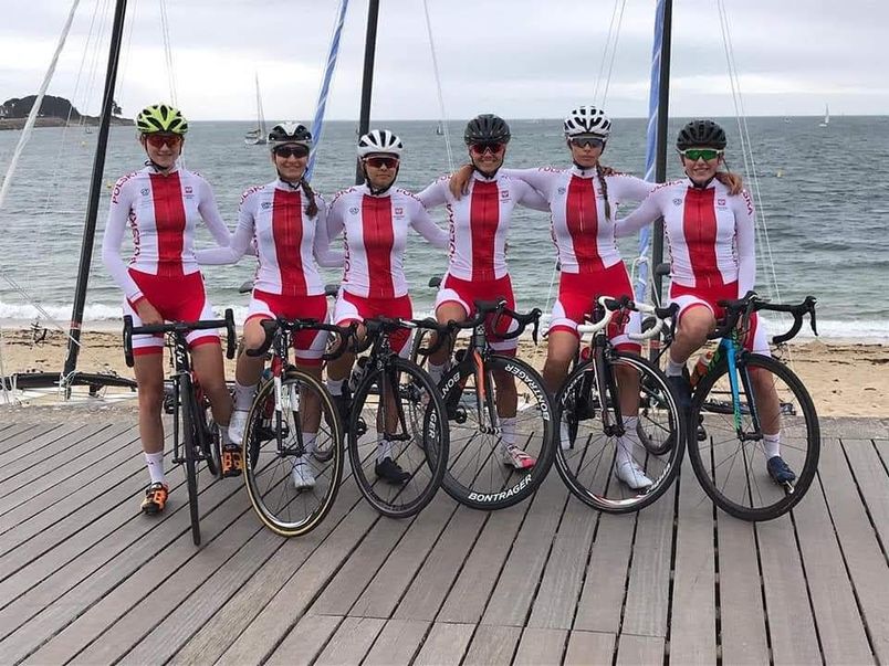Grupa kolarek na rowerach w biało-czerwonych strojach