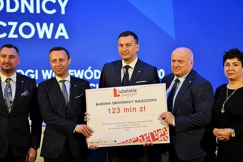 Podpisanie umowy na budowę I etapu obwodnicy Nałęczowa - sygnatariusze umowy