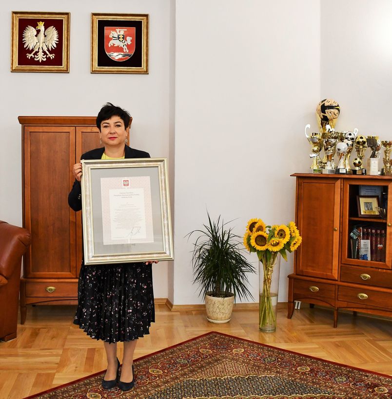 Starosta puławski z dyplomem dożynkowym od Prezydenta RP