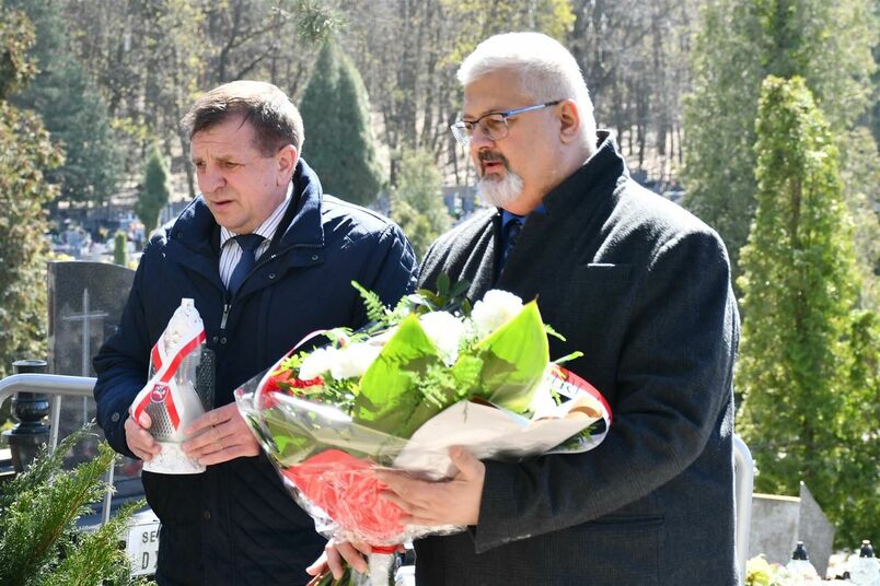 Składanie wiązanki patriotycznej