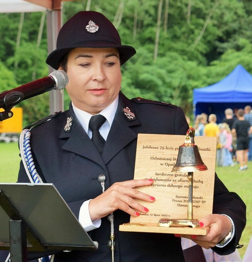 Jubileusz 75-lecia OSP Opatkowice - pamiątka od starosty puławskiej