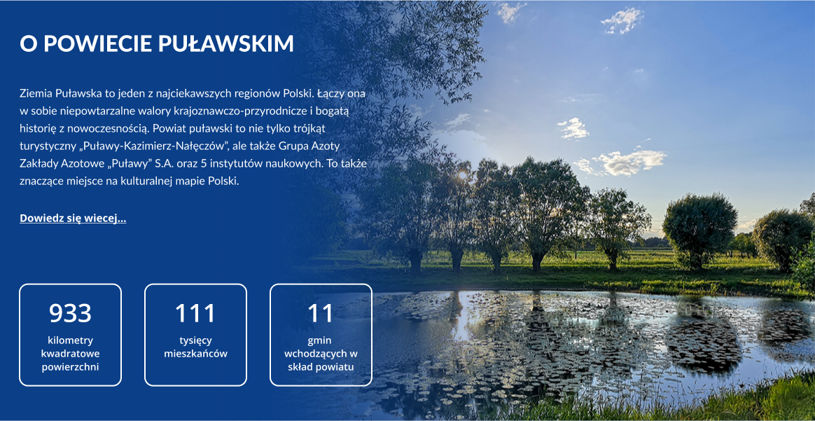Zdjęcie przedstawia krajobraz Powiatu Puławskiego z jeziorem i drzewami w tle oraz chmurami odbijającymi się na tafli wody, z informacyjnymi ikonami i tekstem na pierwszym planie.