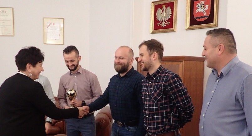Starosta składa gratulacje członkom Drużyny Piłki Nożnej Starostwa Powiatowego w Puławach.