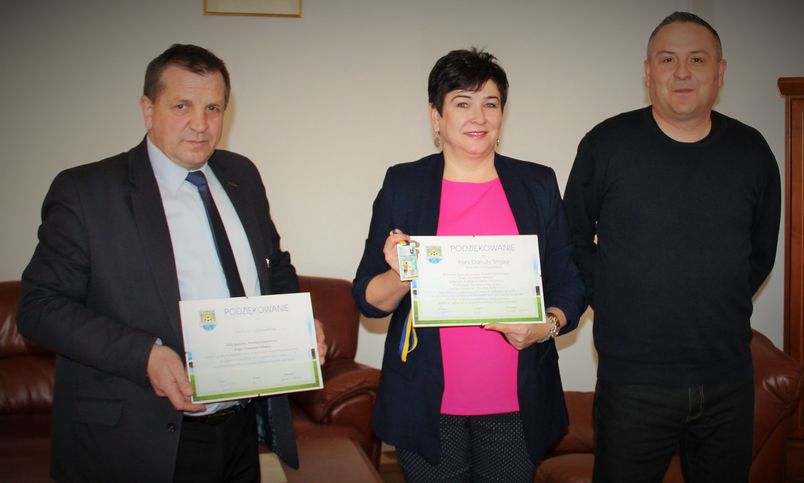 Wreęczenie podziękowan od Powiślaka dla starosty
