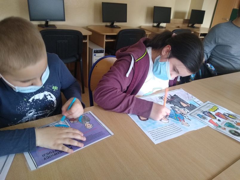 Uczniowie malujący pracę