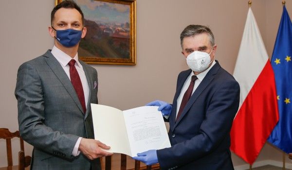 Kamil Lewandowski odbiera nominację od wojewody Lecha Sprawki