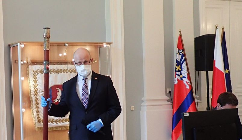 Przewodniczący Rady Powiatu otwiera obrady