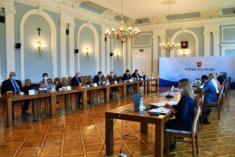 Obrady rady powiatu na Slai Pompejańskiej w Starostwie Powiatowym w Puławach