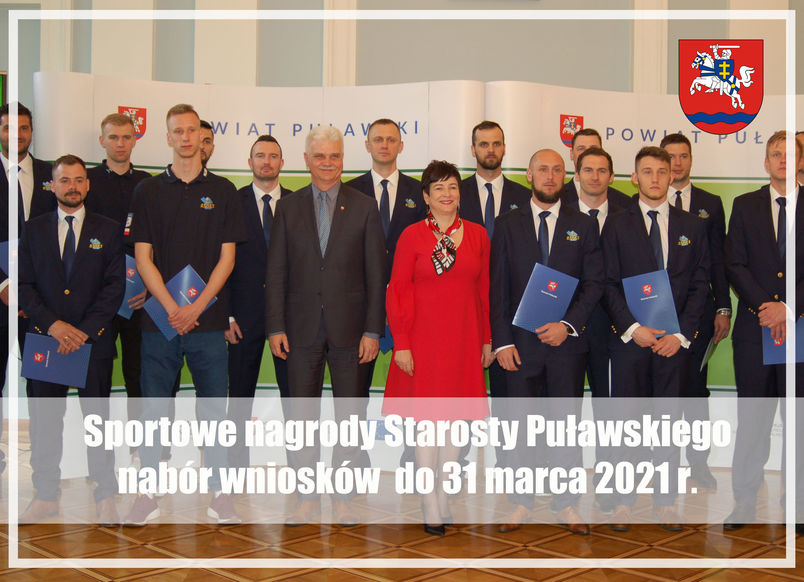Starosta Danuta Smaga wraz z wicestarostą Leszkiem Gorgolem i nagrodzonymi w 2019 r. zawodnikami KS Azoty Puławy Sportowe nagrody Starosty Puławskiego, nabór wniosków do 31 marca 2021 r. Starosta z nagrodzonymi sportowcami