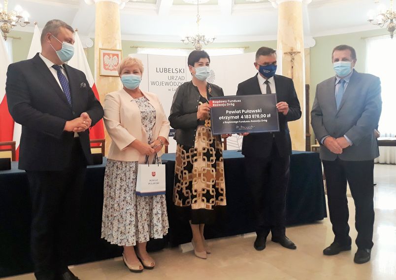 Podpisanie umowy dotacyjnej w Sali Błękitnej Lubelskiego Urzędu Wojewódzkiego