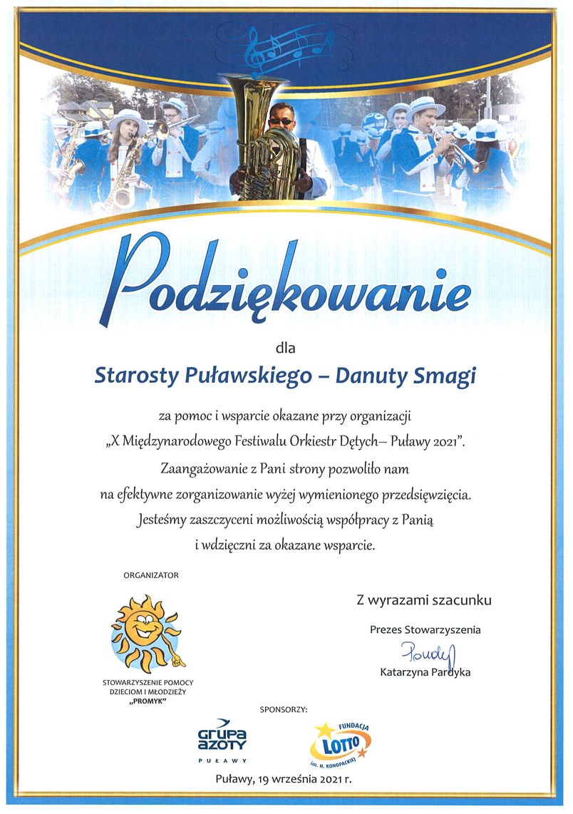 Podziękowanie dla starosty puławskiego Danuty Smagi od stowarzyszenia Promyk za pomoc przy festiwalu orkiestr dętych