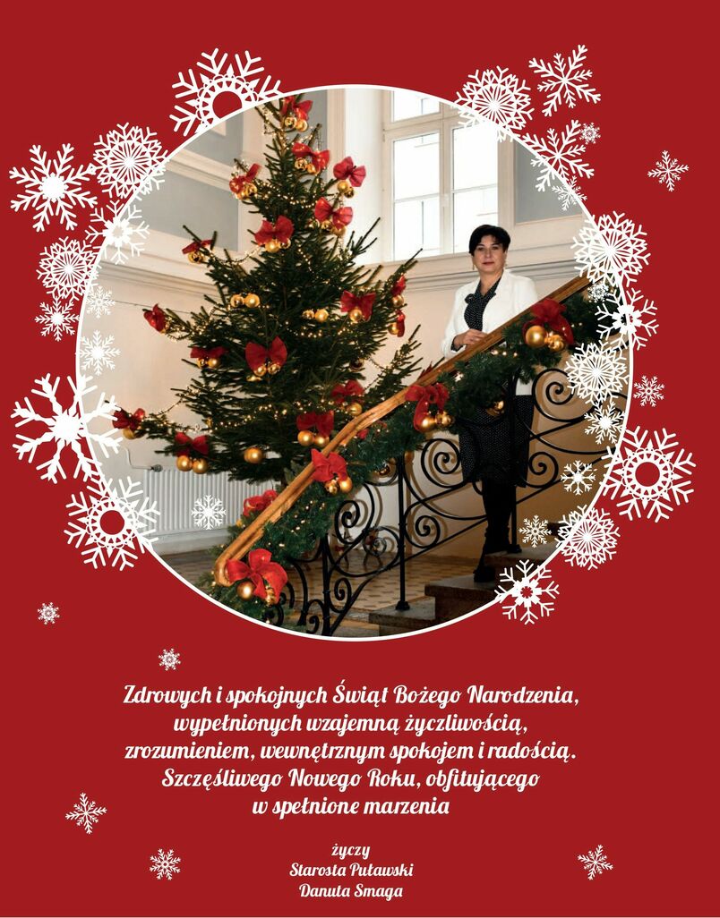 Życzenia świąteczno-nowroczne starosty puławskiego Danuty Smagi na tle choinki i schodów w Starostwie Powiatowym w Puławachy