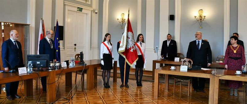 Sesja Rady Powiatu Puławskiego, poczet sztandarowy