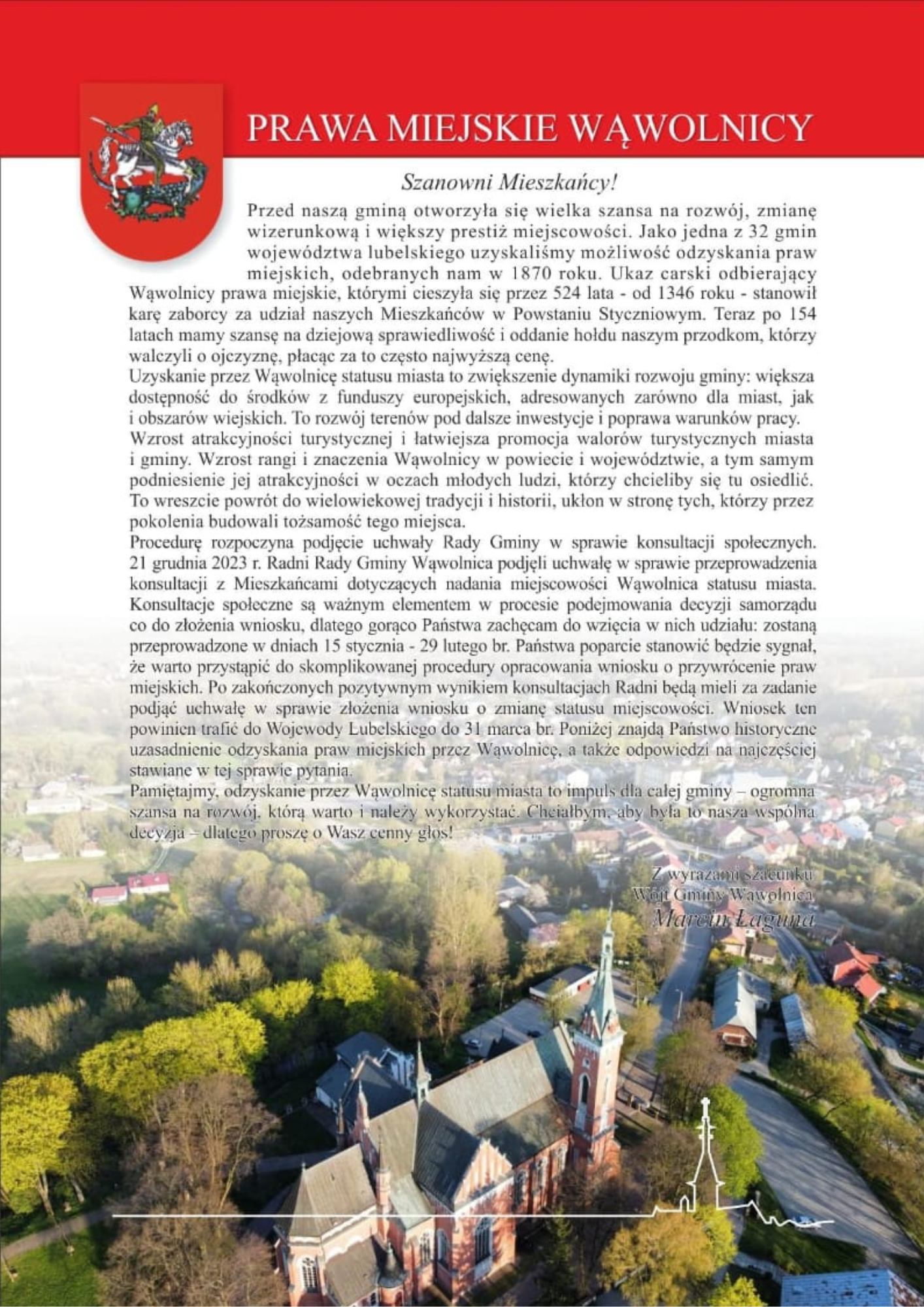 Zdjęcie przedstawia plakat z tekstem w języku polskim i grafiką. W dolnej części znajduje się zdjęcie krajobrazu miejskiego z budynkami i drzewami, a powyżej czerwony pasek z logotypem.
