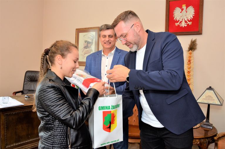 Klaudia Borowiec nagrodzona przez zastępcę burmistrza Przemysława Sikorę