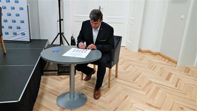 Burmistrz Leszek Michalak podpisuje akt notarialny
