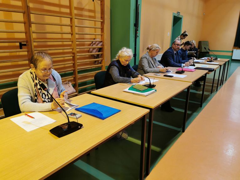Radni podczas posiedzenia Rady Miejskiej w Żarowie