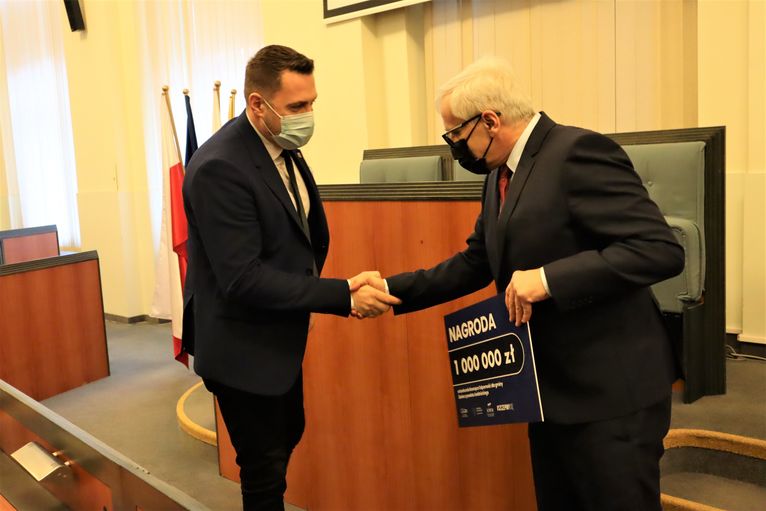 Zastępca Burmistrza Przemysław Sikora podczas odbioru czeku od Wojewody Dolnośląskiego