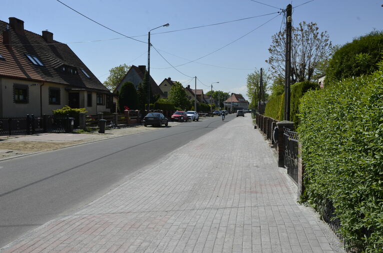 chodnik i wyremontowana droga przy ul. Słowiańskiej w Żarowie