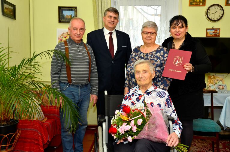 Burmistrz Leszek Michalak, kierownik USC Beata Nejman, jubilatka oraz rodzina jubilatki
