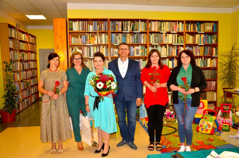 pracownicy biblioteki w Żarowie wraz z burmistrzem Leszkiem Michalakiem oraz sekretarz gminy Sylwią Pawlik